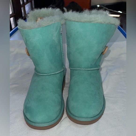 UGG Mint Short Bailey Button - Picture 4 of 4